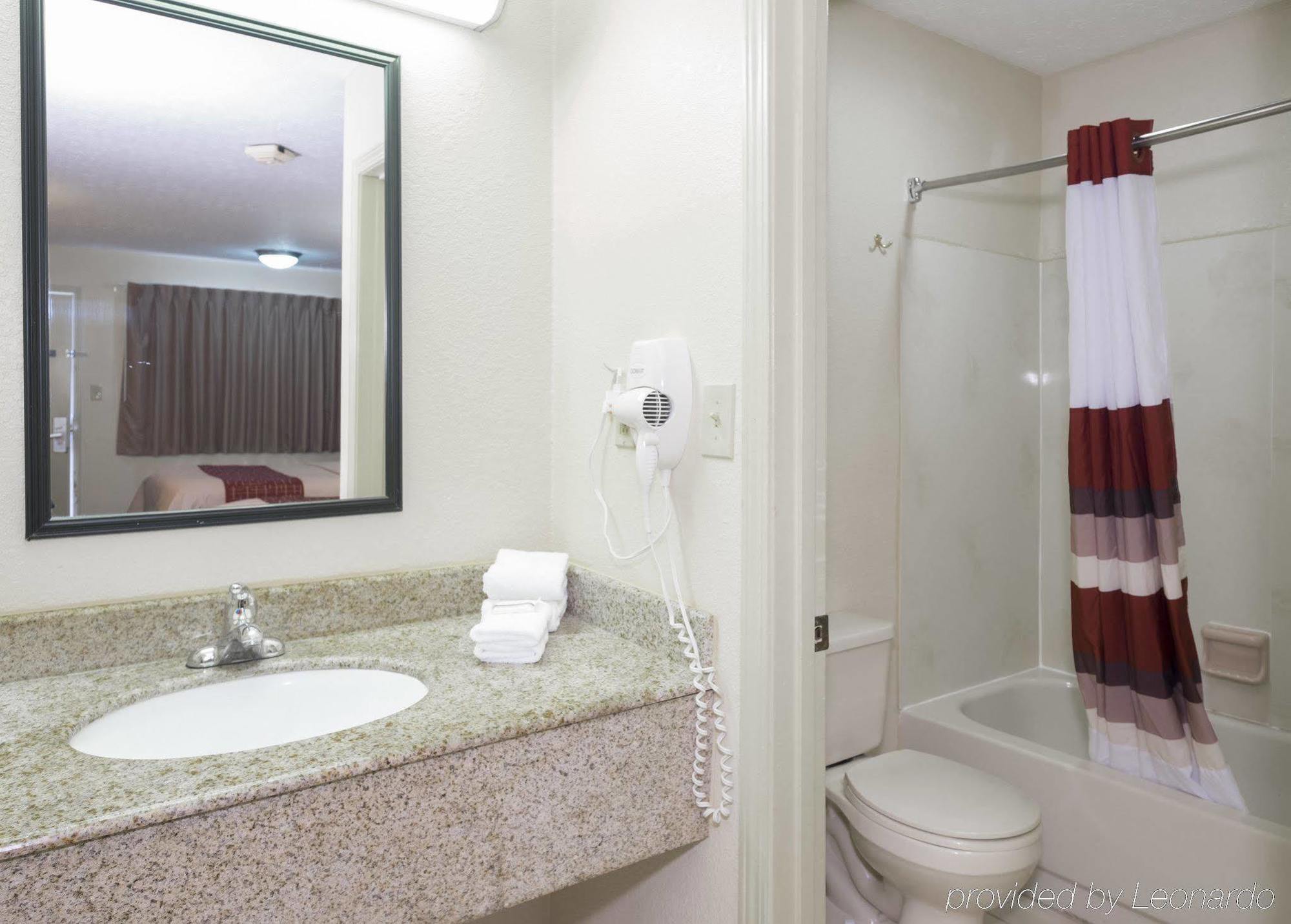 Red Roof Inn Columbus Northeast Уестървил Екстериор снимка